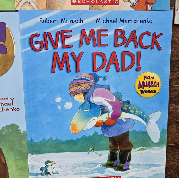 ROBERT MUNSCH BOOK LOT - Picture 12 of 16